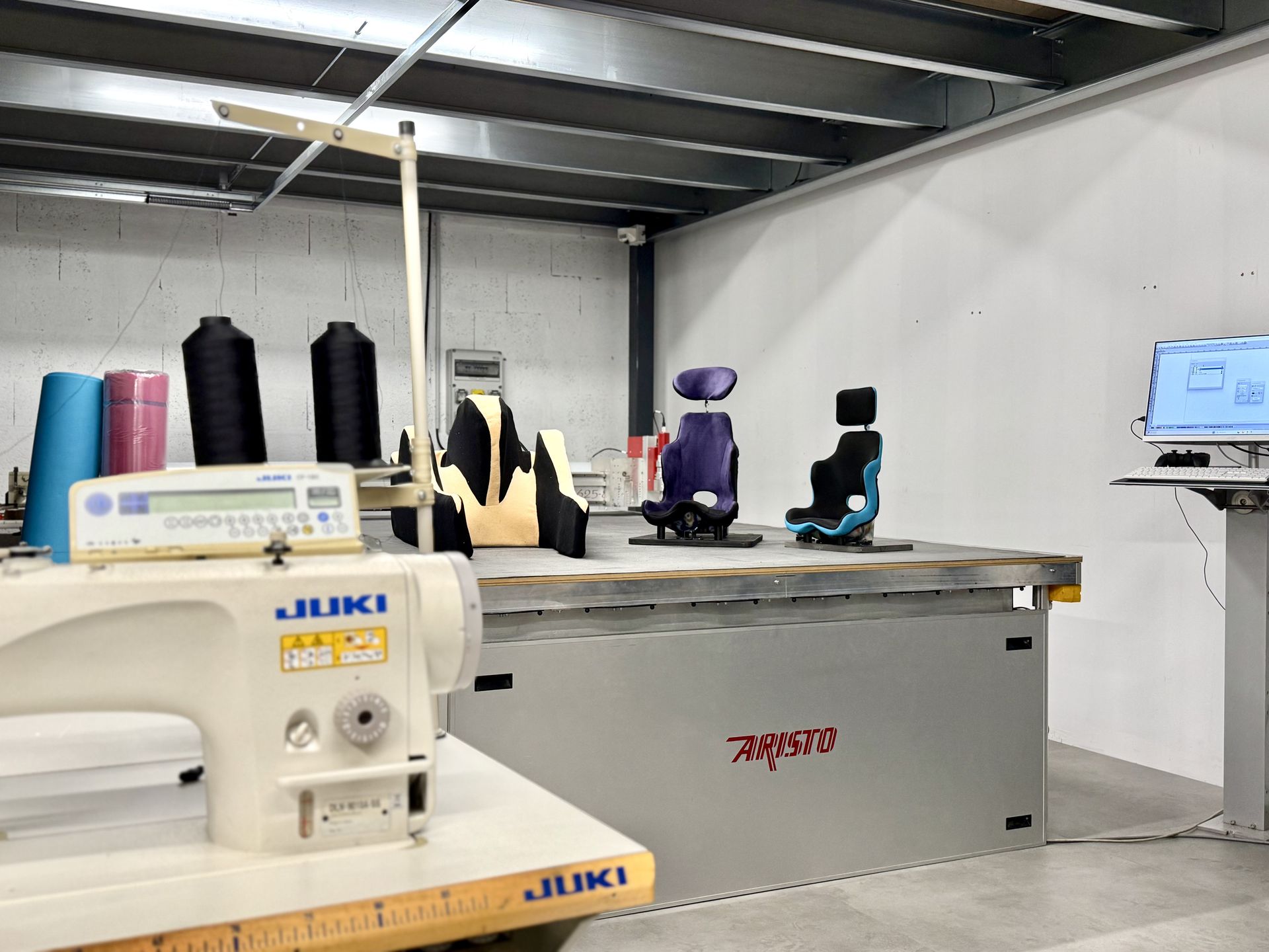 Atelier de fabrication AFA-G - machines à coudre et table de découpe pour housses orthopédiques